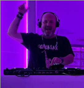 Sesión de DJ con iluminación morada