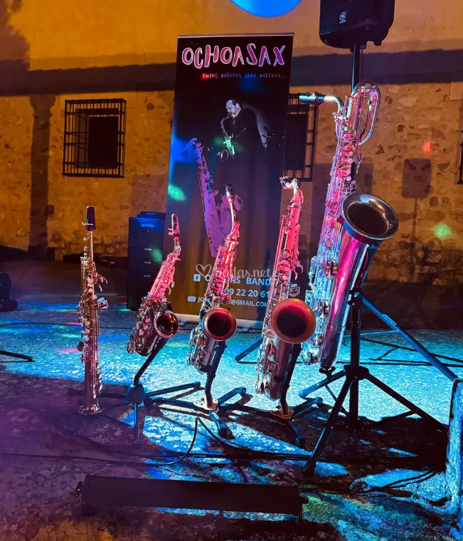 Fila de saxofones OCHOASAX preparados para la actuación